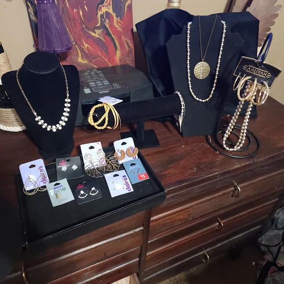 Elegant Jewelry Collection with Gold and Pearl Accents - Picture 1 of 5